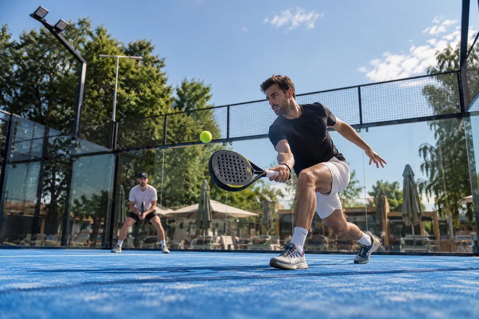 Atmosféra padelu a prostor pro hru